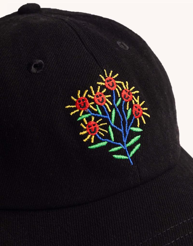 Detail der farbigen Blumenstickerei auf der schwarzen OLOW Cap
